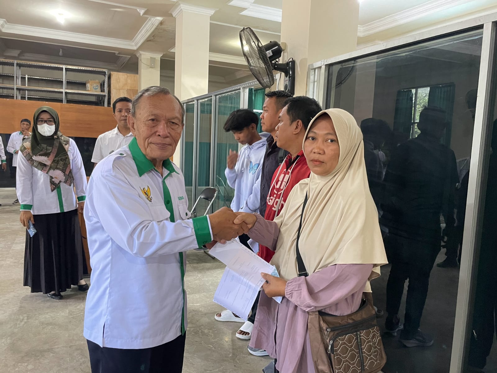 Wakil Ketua I Baznas Lotim H. Murjoko Salurkan Program Kesehatan untuk Ratusan Mustahik