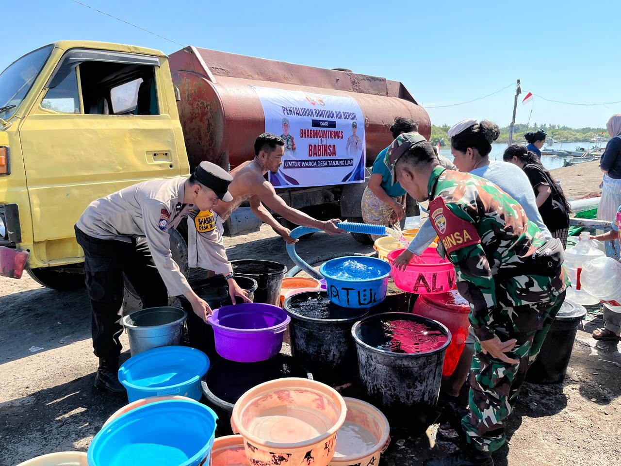 RESPON CEPAT ATASI KRISIS AIR BERSIH, BHABINKAMTIBMAS DAN BABINSA TANJUNG LUAR SALURKAN 6.000 LITER AIR UNTUK WARGA DUSUN TOROH SELATAN