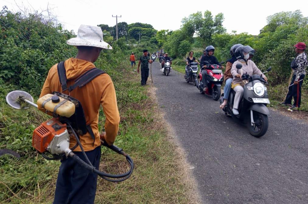 Warga Desa Seriwe Gotong Royong Bersihkan Ruas Jalan Sambut Core Event Festival Kaliantan 2026.