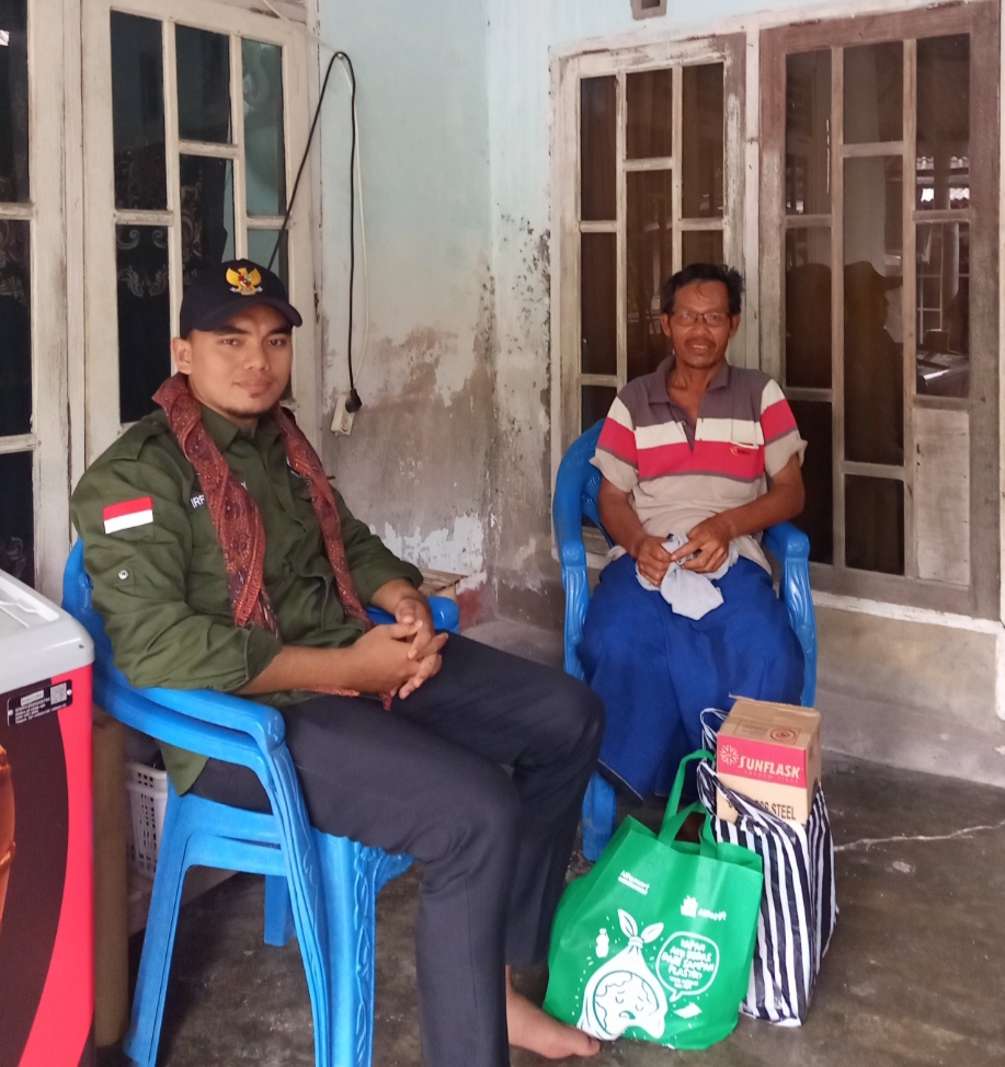 Wujud Kepedulian dan Sinergi, Kawil Badui Serahkan Termos dan Paket Jamuan kepada RT 03