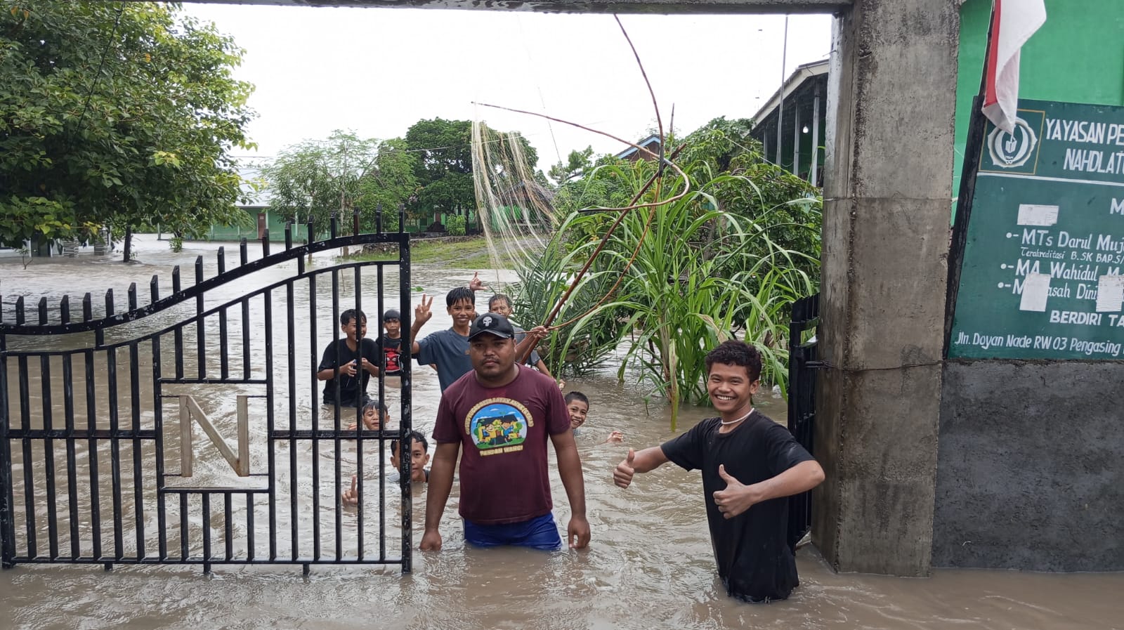 BANJIR RENDAM JEROWARU, JALAN SEKAROH TERPUTUS DAN SEKOLAH TERDAMPAK