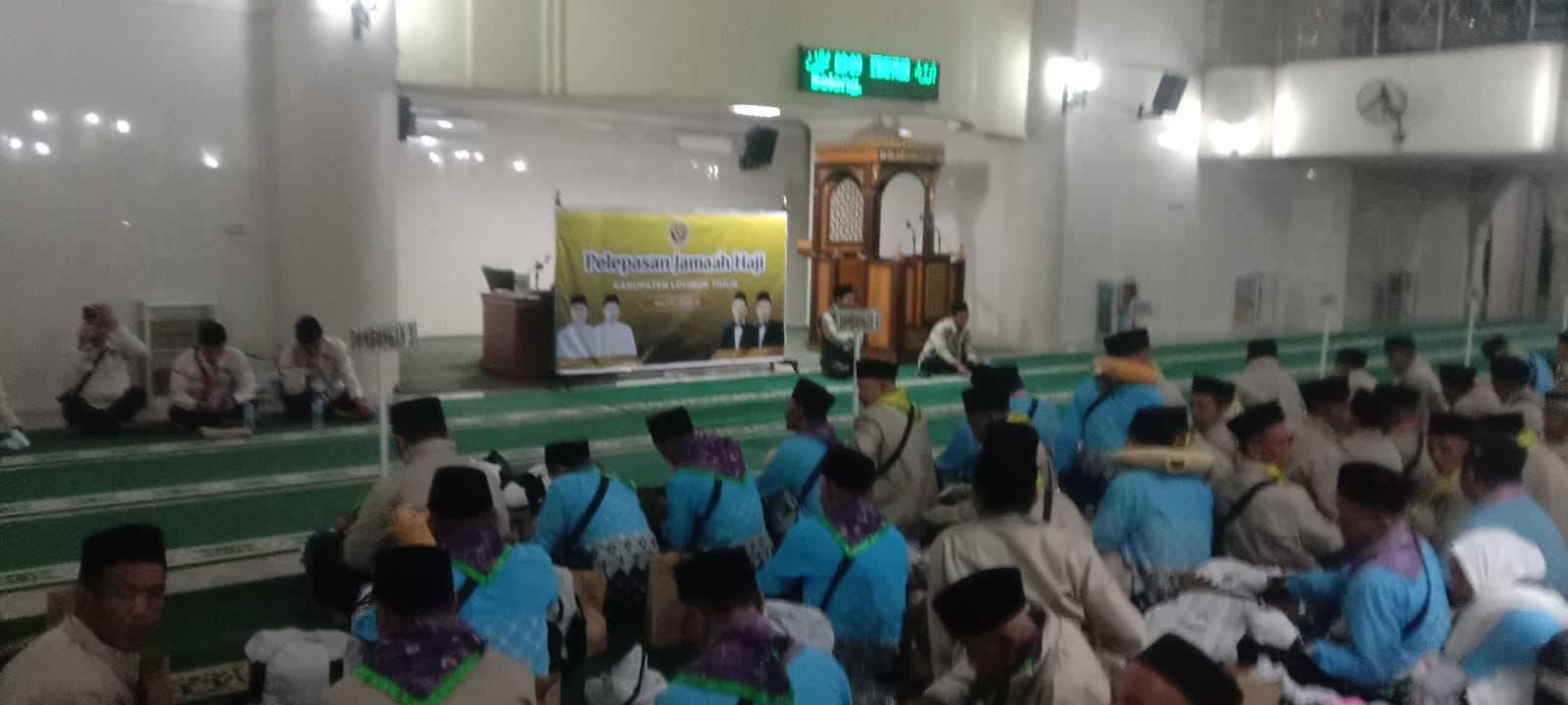 Isak Tangis Iringi Pelepasan Jemaah Haji Kloter 9 Lombok Timur