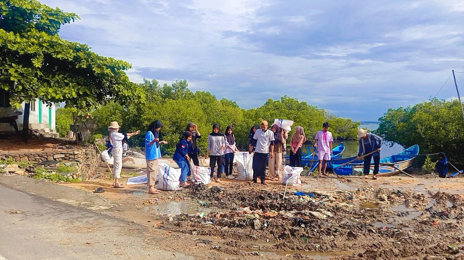 Bersih Hari Ini, Lestari Esok: Kolaborasi Desa Pemongkong Kunci Masa Depan Ekowisata Kampoeng Mangrove