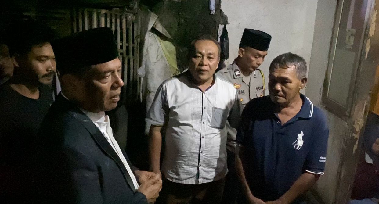 Bupati Lotim H.Haerul Warisin Datangi Keluarga Korban Di Kelurahan Selong