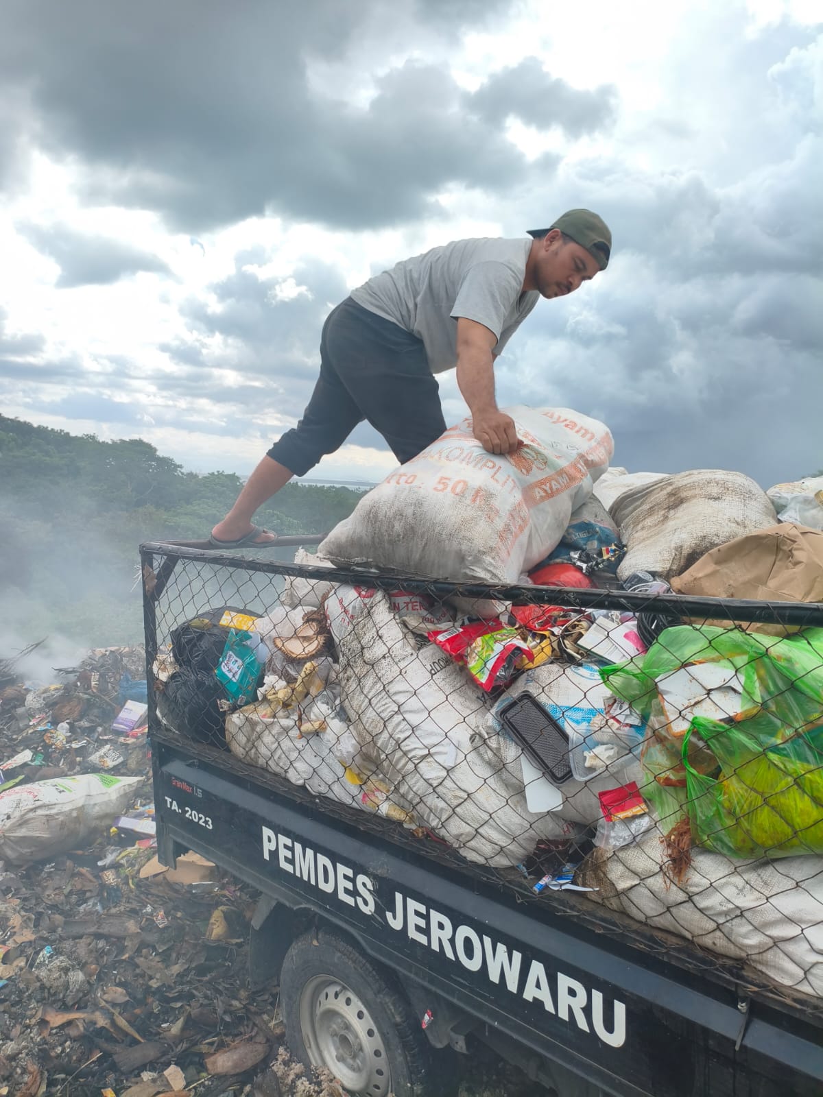 Di Balik Viral Kondisi Sampah, Upaya Pemerintah Desa Jerowaru dan Seruan Kesadaran Bersama
