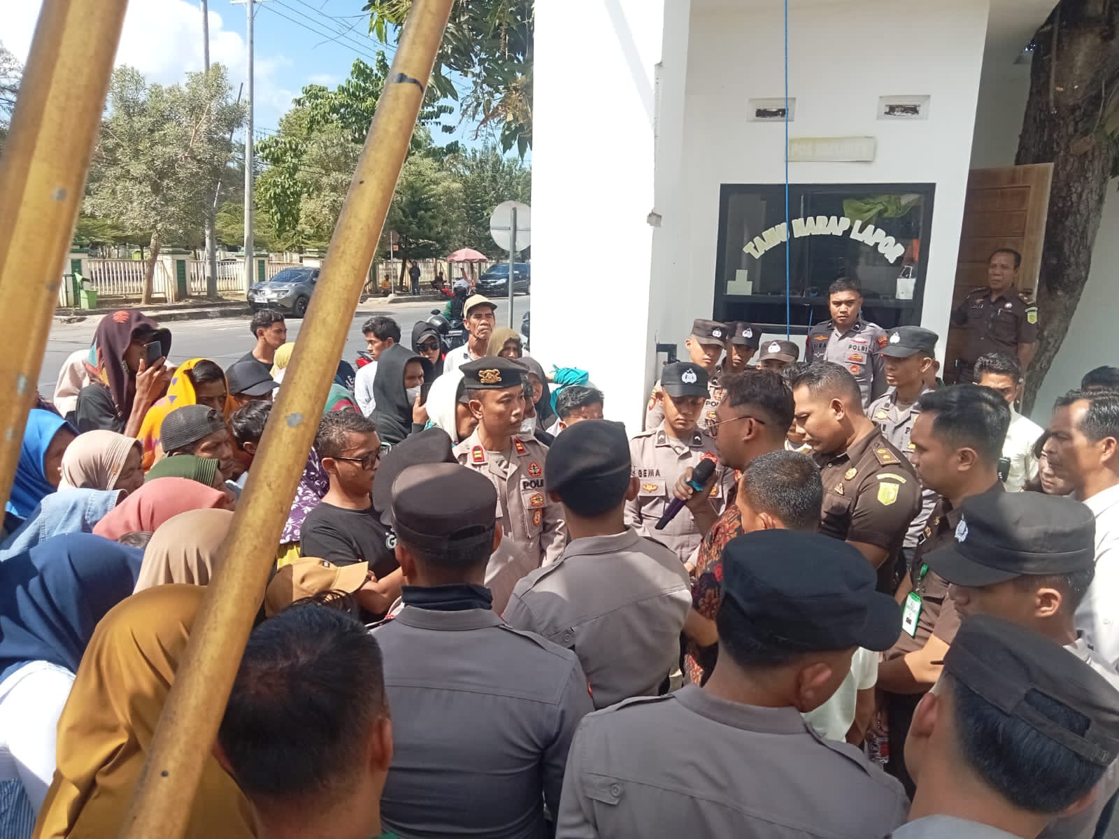 Polres Bima Kota Kedepankan Pendekatan Humanis, Luruskan Informasi di Tengah Aksi Massa di Kejari Raba