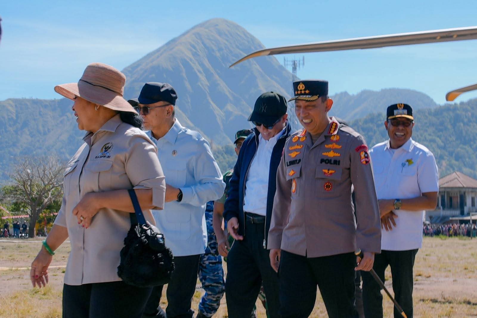 Kapolri Lakukan Penanaman dan Panen Bawang Putih di Sembalun, Dirangkaikan Groundbreaking Gudang Ketahanan Pangan Polri