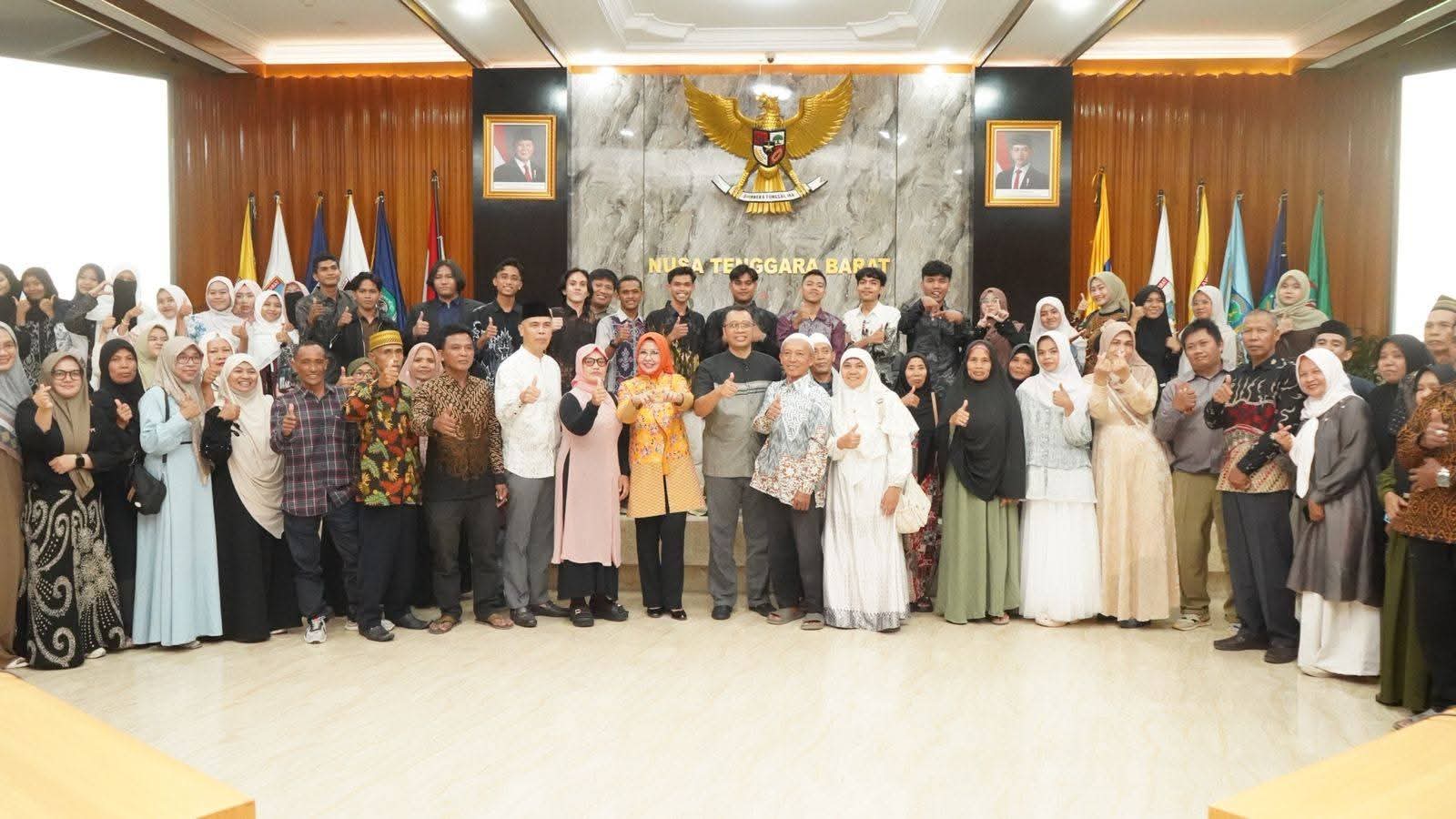 Sebanyak 27 putra-putri terbaik Nusa Tenggara Barat (NTB) resmi dilepas untuk melanjutkan studi di Albukhary International University (AIU), Malaysia.
