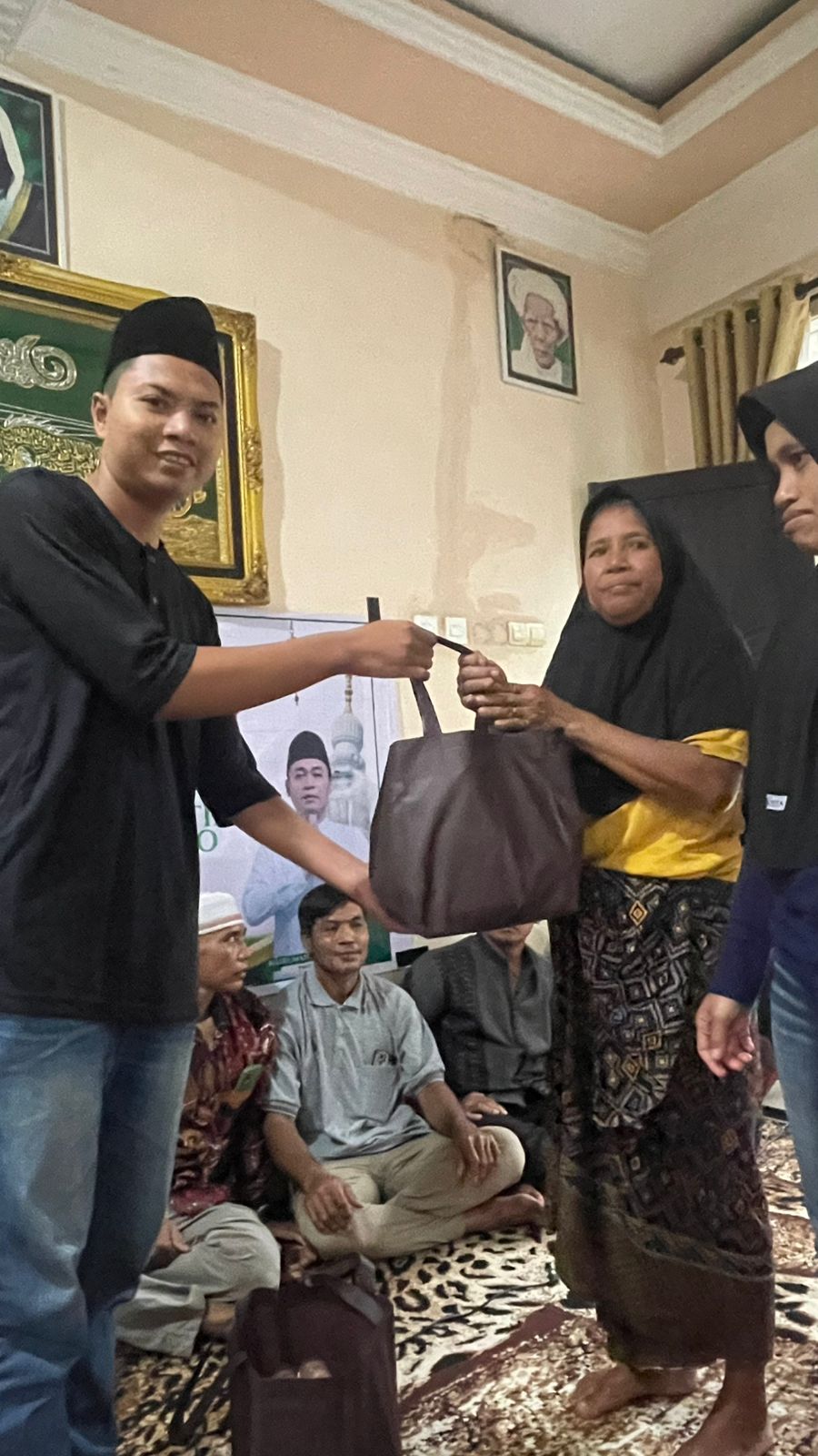 Yayasan Lentera Lombok Nusantara Rayakan HUT Dengan Santunan Anak Yatim Dan Orang Tua Jompo