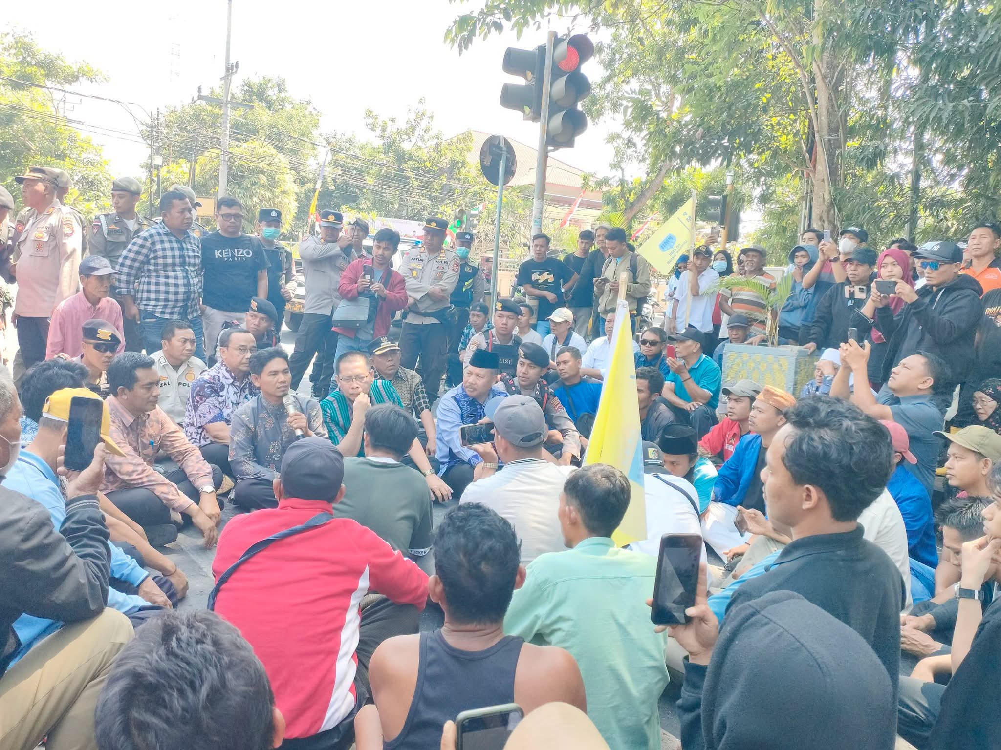 Demo Warga Kalijaga Timur di Kantor Bupati Lotim Berakhir Ricuh, PMII dan LMND Ikut Kawal Tuntutan
