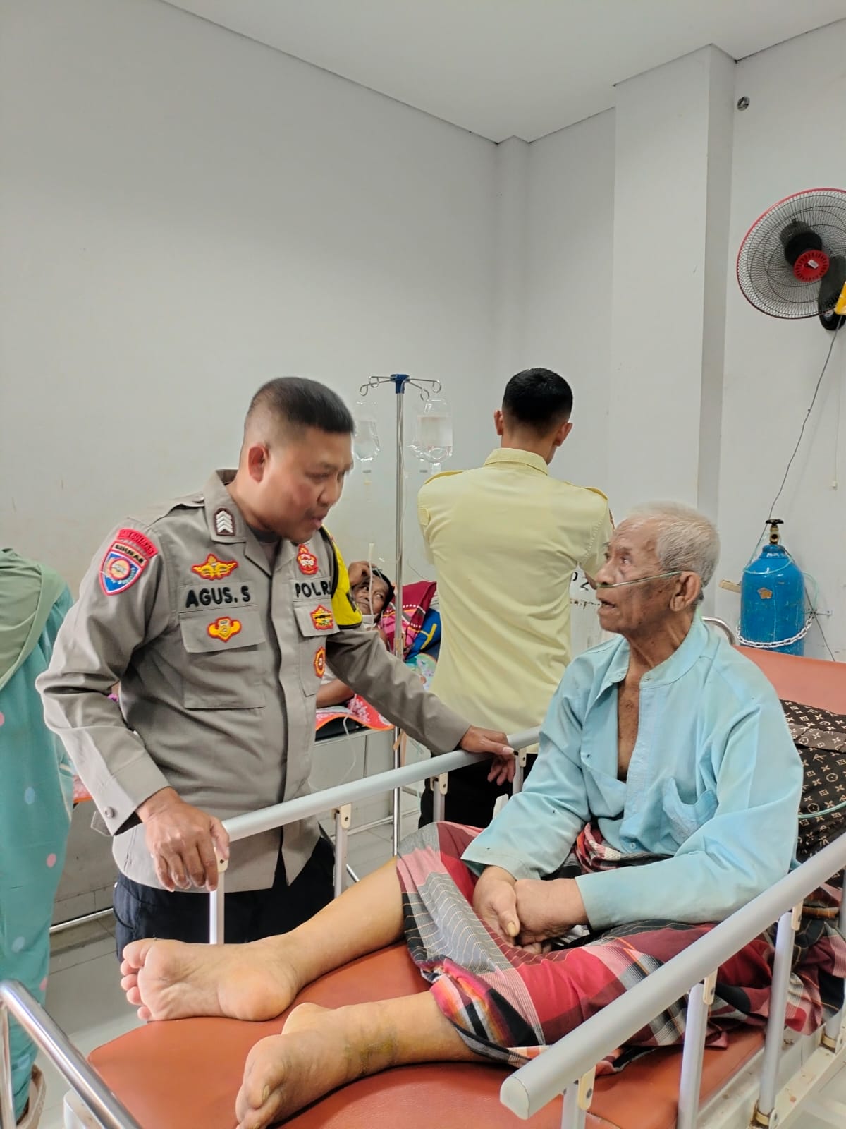 BRIPKA AGUSBRIPKA AGUS SALIM: POTRET POLISI HUMANIS YANG RAWAT PASIEN TERLANTAR SEPERTI KELUARGA SENDIRI